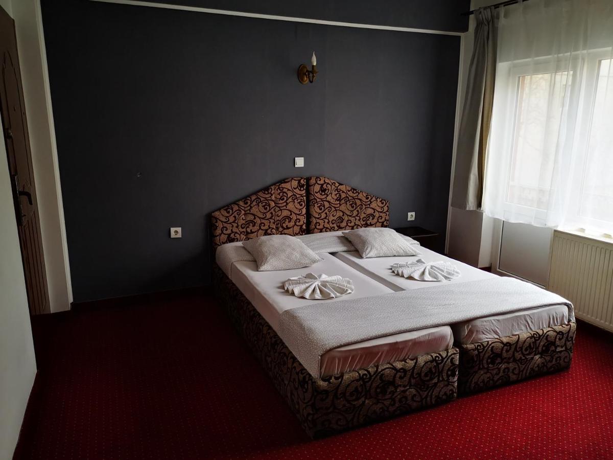 Golden Pension Targu Jiu Bagian luar foto