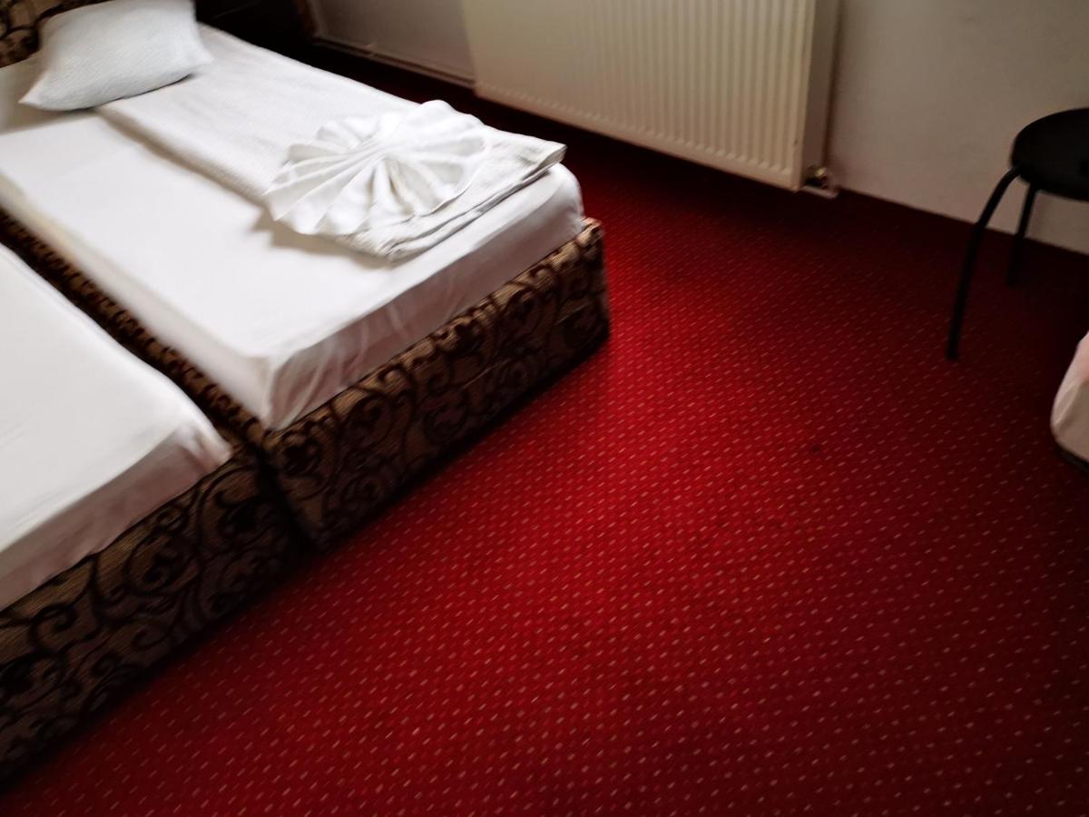 Golden Pension Targu Jiu Bagian luar foto